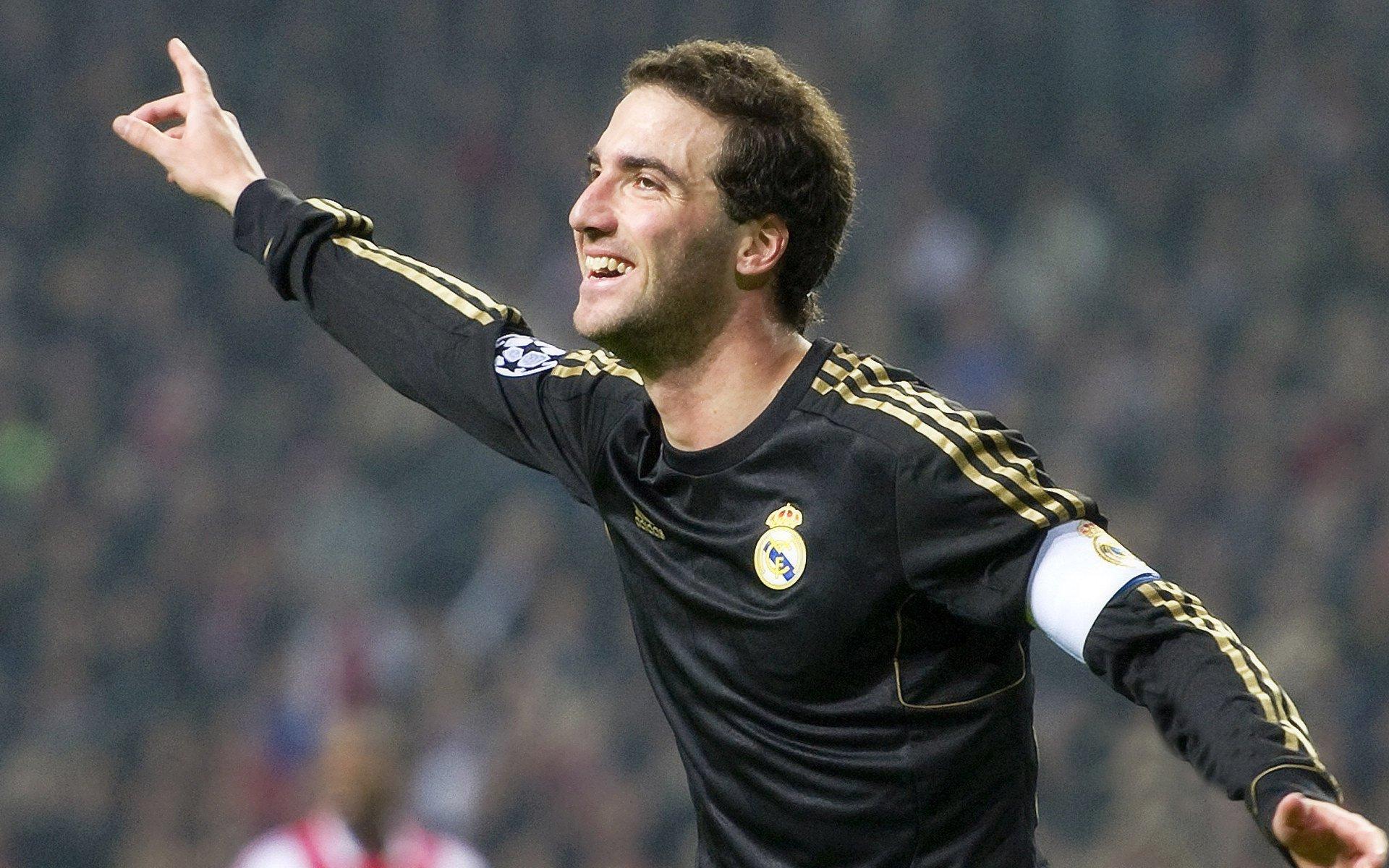 勇士铁粉19件维金斯球衣震撼全场 球星亲签回应，你是我最棒的粉丝