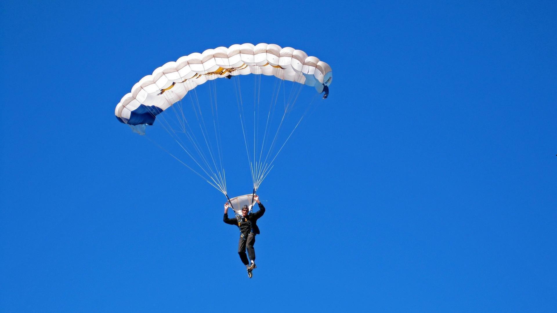 媒体人点破西区格局，掘金成雷霆季后赛头号威胁，约基奇统治力成无解难题