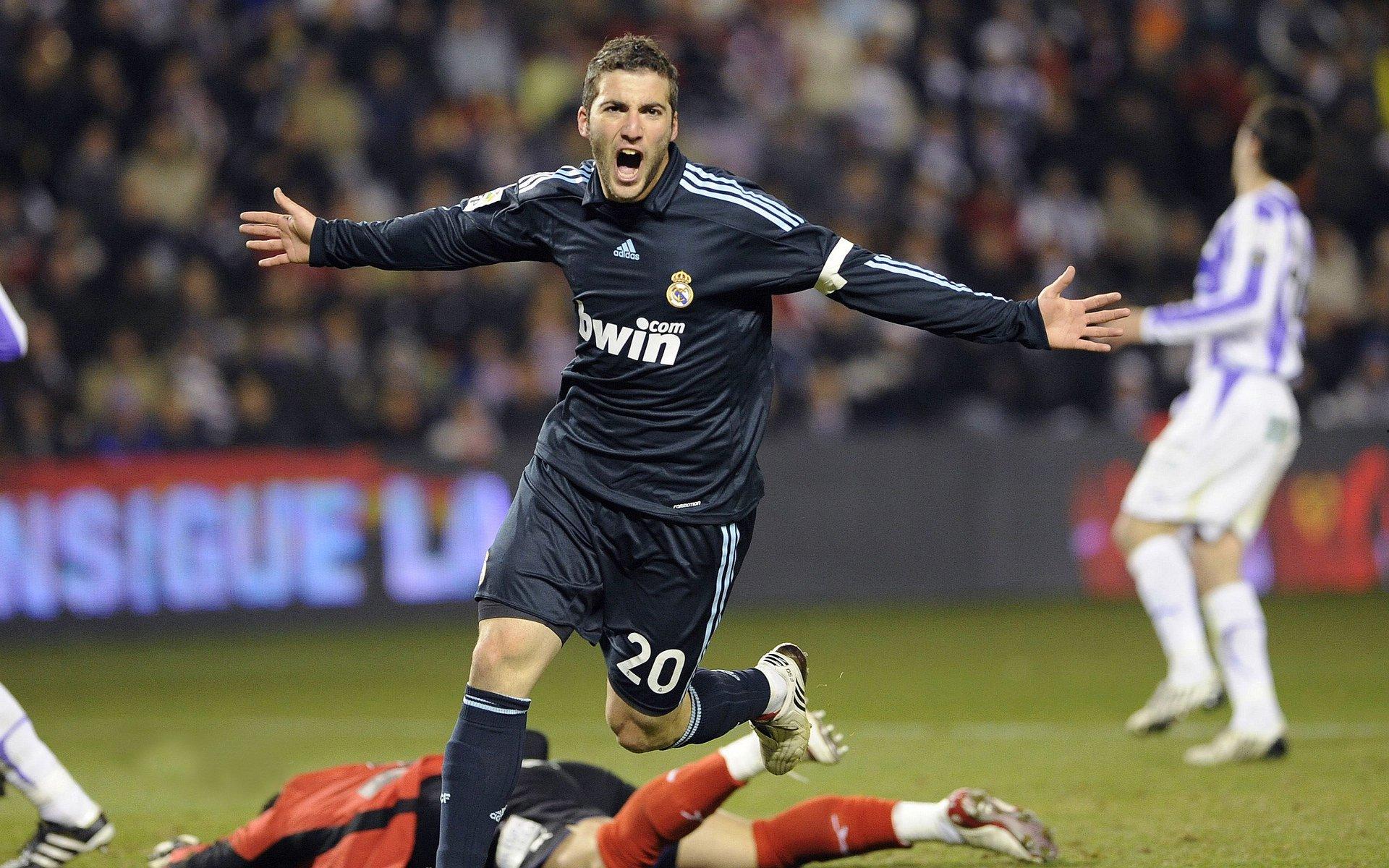 出任克鲁塞罗足球协调 大头”牵手“外星人”